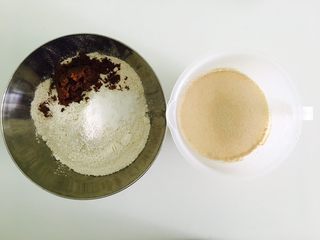 1、全麦红糖红枣欧包,材料称好，干粉类和湿料液体类分称，酵母放湿料。黄油和坚果干类另外称噢！