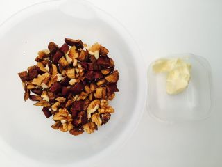 2、全麦红糖红枣欧包,红枣和核桃是等面团好以后再放，所以也单独称出来。