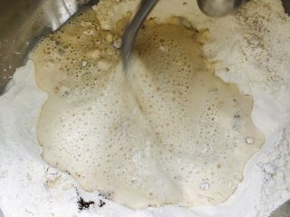 3、全麦红糖红枣欧包,将粉类先倒入厨师机（或面包机），再倒入液体（牛奶&酵母混合液）。低速搅拌，将材料混合均匀。直到无明显液体即可。厨师机10档，用3档混合，时间约3分钟。