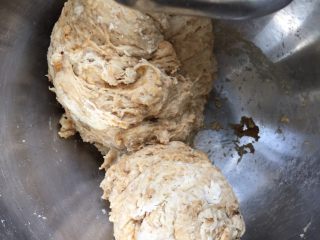 4、全麦红糖红枣欧包,到了这个阶段以后请开高速搅打面包，让面团起筋，通过高速打出面团弹性。