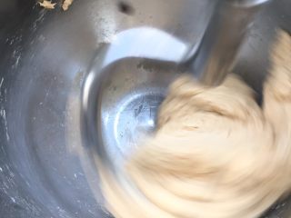 5、全麦红糖红枣欧包,来一张正在高快速搅打的面团图。