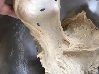 6、全麦红糖红枣欧包,厨师机10档，用7-8档高速搅打面团约4分钟，可以拉出这种薄膜，就可以放软化好的黄油了噢！