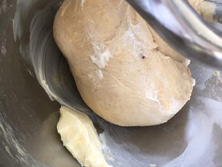 7、全麦红糖红枣欧包,混合黄油与面团，也是慢速，大概1-2分钟，即可混合均匀。