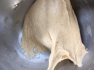 8、全麦红糖红枣欧包,低速转高速，搅打约3分钟。会听到哐哐的响声，此时面团会有吸附在盆边的既视感，表面光滑。