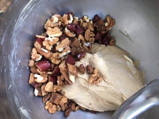 10、全麦红糖红枣欧包,坚果干加入后低速30s到一分钟，稍微混合即可。起缸。