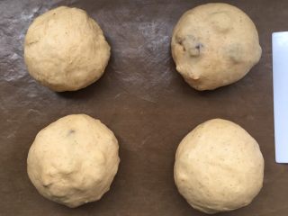 17、全麦红糖红枣欧包,分割为4个均等大小的面团，28度，松弛15分钟即可。