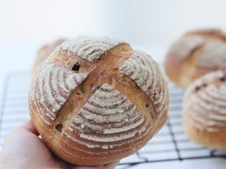 24、全麦红糖红枣欧包,时间到了出炉震烤盘，晾网放凉密封打包，常温2-3天，冷冻可保存2周，再吃时解冻喷水回烤即可。