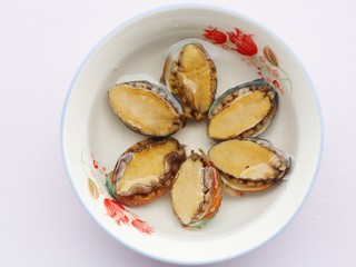 3、清蒸鲍鱼,鲍鱼清水泡20分钟。