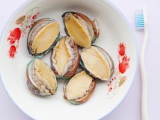 6、清蒸鲍鱼,挖去内脏。