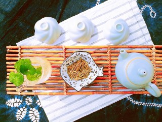 2、春季茶饮，绿茶&玫瑰茉莉茶,准备好龙井，也可以用毛尖、碧螺春、茉莉花茶等。