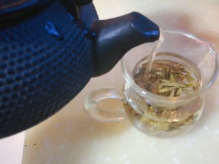 3、春季茶饮，绿茶&玫瑰茉莉茶,冲泡绿茶，不宜用滚开水，用85-90度开水冲泡，以更好的保留绿茶中的维生素和茶多酚。