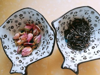 4、春季茶饮，绿茶&玫瑰茉莉茶,绿茶虽好却偏寒，脾虚胃寒的人多喝会感到不适，那就来做一款调制茶吧。绿茶的甘凉与茉莉花的香温互补，制成茉莉花有去寒理郁、润肠通便、清肝明目、调节气氛和心情的作用，既保留了绿茶的营养清新，又寒热平衡不伤胃，还能疏肝解郁，加上玫瑰花的化瘀理气功效，春天里，泡一壶玫瑰茉莉茶疏肝解郁，正适合不过了。