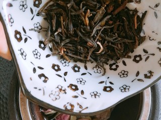 6、春季茶饮，绿茶&玫瑰茉莉茶,加入茉莉花茶，过滤，再次加入开水