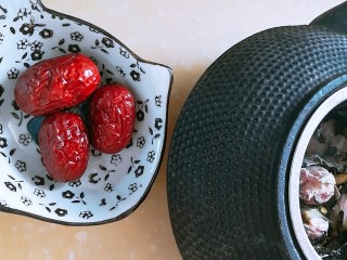 7、春季茶饮，绿茶&玫瑰茉莉茶,脾虚胃寒的人可加三颗红枣，三颗红枣洗净