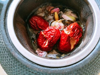 8、春季茶饮，绿茶&玫瑰茉莉茶,将红枣加入壶中，盖上盖子，泡五分钟