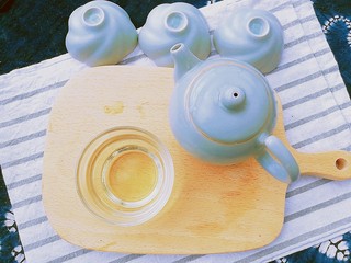 9、春季茶饮，绿茶&玫瑰茉莉茶,出汤。可以再次冲泡饮用。玫瑰花的香气、茉莉花茶的清甜、红枣的甘甜，融合出格外清新怡人的味道，根据体质加入红枣，则更适合脾虚胃寒的人饮用。