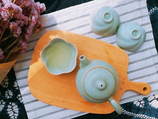 10、春季茶饮，绿茶&玫瑰茉莉茶,加入蜂蜜，出汤。玫瑰花的香气、茉莉花茶的清甜、红枣的甘甜，融合出格外清新怡人的味道，根据体质加入红枣，则更适合脾虚胃寒的人饮用。
