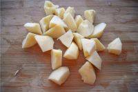 4、苹果燕麦粥,苹果去皮、去掉苹果核切块