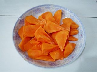 3、淮山煲鸡汤, 胡萝卜去皮切滚刀块