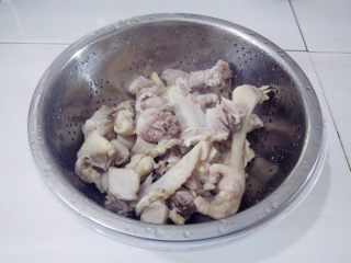 5、淮山煲鸡汤, 鸡块洗掉浮沫，滤干水放一边备用