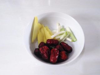 6、淮山煲鸡汤, 红枣洗净，葱姜洗净，葱选择葱白，生姜切片