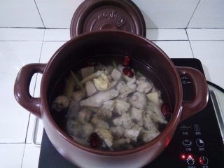 8、淮山煲鸡汤, 砂锅里的水再次烧开，放入鸡块，大火煲10分钟