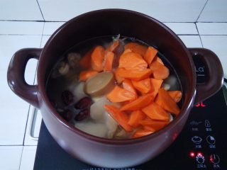 9、淮山煲鸡汤,鸡块煮熟后放入淮山，胡萝卜和浓汤宝，转中火煲15分钟