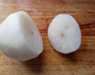 1、八宝梨罐,梨洗净去皮，从有柄的一边1/4处切断