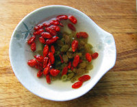 4、八宝梨罐,葡萄干和枸杞子用开水烫过，沥干水分备用