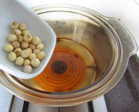 5、八宝梨罐,莲子泡发后，小火煮至软烂，沥干水分备用