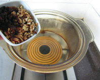 6、八宝梨罐,核桃掰成小块，大枣肉、桂圆肉切成丁，入沸水中汆烫，捞出沥干水分备用；