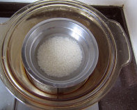 7、八宝梨罐,糯米淘洗干净，入蒸锅蒸熟