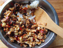 8、八宝梨罐,加入核桃碎、红枣丁和桂圆丁，拌匀