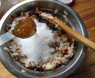 9、八宝梨罐,加入白糖、猪油和桂花酱拌匀