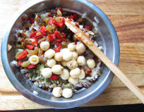 10、八宝梨罐,加入莲子、枸杞子、葡萄干以及南瓜子和葵花籽