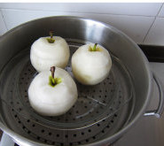 13、八宝梨罐,盖上切下的盖子，蒸锅上汽后，大火蒸7、8分钟