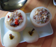 14、八宝梨罐,取出蒸好的梨罐，装盘，浇上蜂蜜