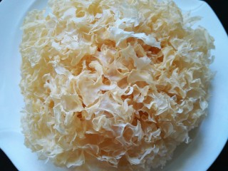 1、红枣银耳汤,准备银耳一朵，买银耳时注意这种黄色的要比白色的好，白色的是漂白的，对身体不好