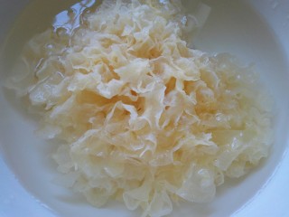 2、红枣银耳汤,用温水泡发银耳