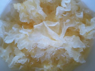 4、红枣银耳汤,把银耳摘成小朵备用