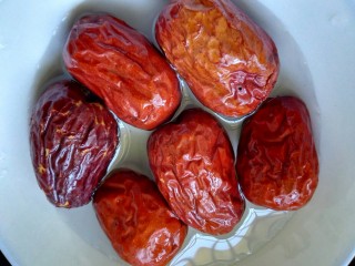 5、红枣银耳汤,把红枣用水泡一下