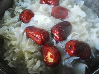 7、红枣银耳汤,银耳煮一会之后放入红枣一起煮