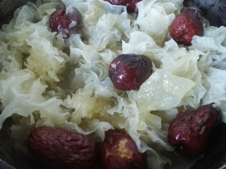 8、红枣银耳汤,等银耳比较熟的时候放入两块冰糖