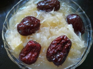 11、红枣银耳汤,装入容器