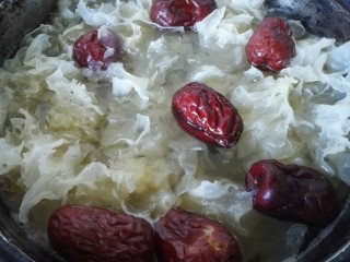 9、红枣银耳汤,加一些水继续煮，这样可以避免烧干