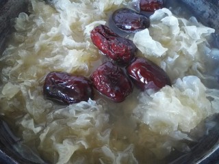 10、红枣银耳汤,等银耳煮致暖糯岀胶即可关火