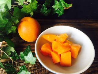 1、美丽的水果饮品,杏子去核,切块