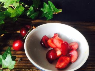 2、美丽的水果饮品,车厘子去核,切块