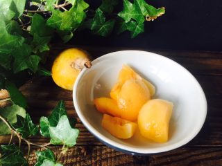 3、美丽的水果饮品,枇杷去核,切块