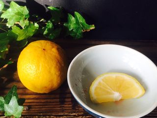 4、美丽的水果饮品,切几片柠檬,去籽,随后再一切二。柠檬先用冷水加环保酵素浸十分钟,拿出来后,用盐擦一下,再用水冲干净即可。